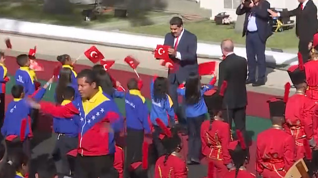Maduro yere düşen Türk bayrağını kaldırdı