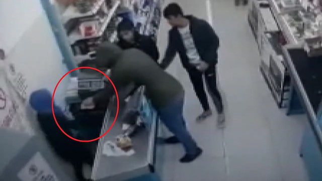 Kasiyerin boğazına bıçak dayadı pişman değilim dedi