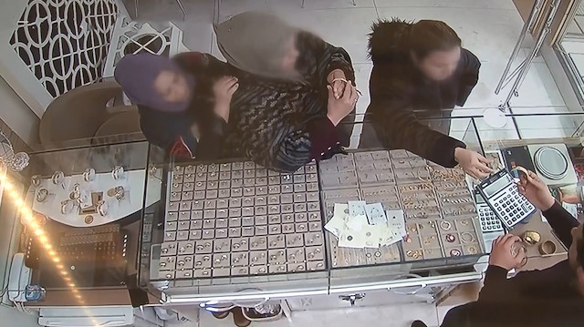 Kuyumcudaki hırsızlık kamerada: Biri oyaladı ikisi çaldı