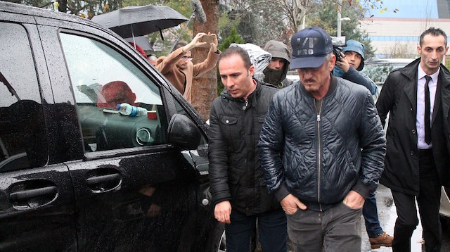 Oscar ödüllü aktör Sean Penn (önde) Suudi Konsolosluğuna geldi.