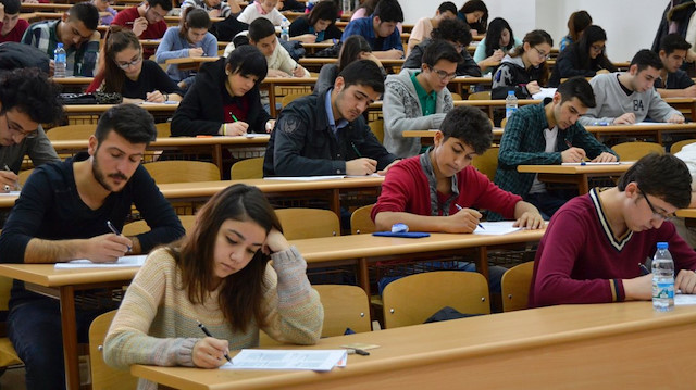 ÖSYM tarafından merkezi olarak düzenlenen sınavlardan birine giren adaylar.