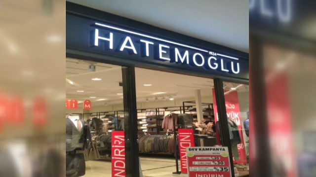 Alışverişte eşini beklerken söylediği türkülerle fenomen oldu