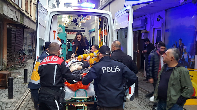 Rus ruleti oynarken başından vurulduğu öne sürülen şahıs, sağlık ekiplerince hastaneye kaldırıldı.