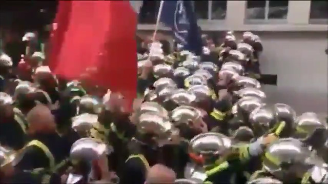 Fransadaki gösterilere itfaiyeciler de katıldı
