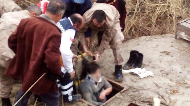 Su kuyusunda bulunan 53 yaşındaki F.B halatla yukarı çekilerek kurtarıldı.