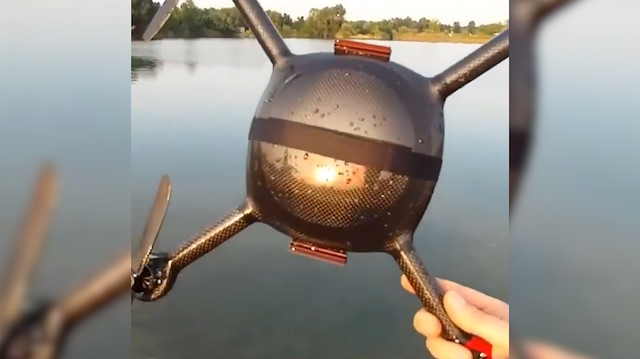 Dronea denizde taklalar attırdı