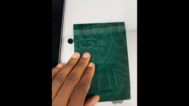 iPadin içini gösteren manyetik kağıt