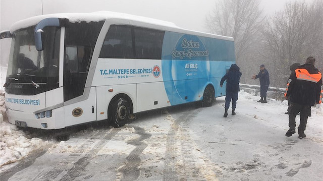 Otobüsteki 75 yolcu AFAD ve jandarma araçlarıyla tahliye edildi.