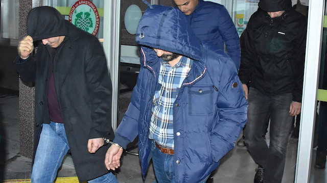 Polis operasyonuyla gözaltına alınan FETÖ mensupları. Arşiv.