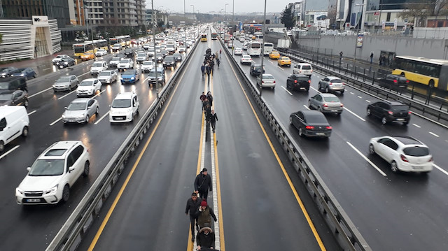 Metrobüs arızası uzun kuyruklara neden oldu