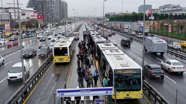 Metrobüs arızası seferleri aksattı