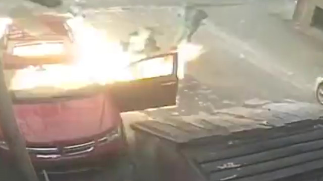 Otomobili kundaklamak isterken canından oluyordu