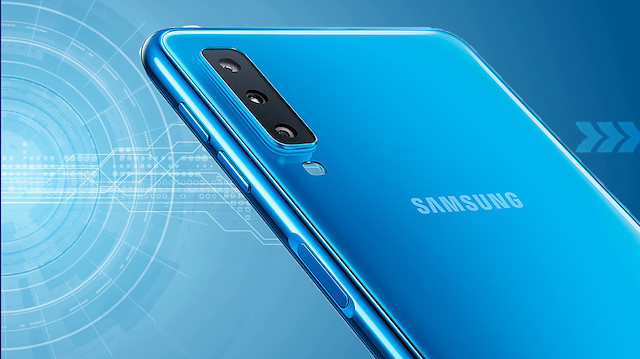 Samsung yeni Galaxy A7'de parmak izi okuyucusunu yan tarafa konumlandırmış.