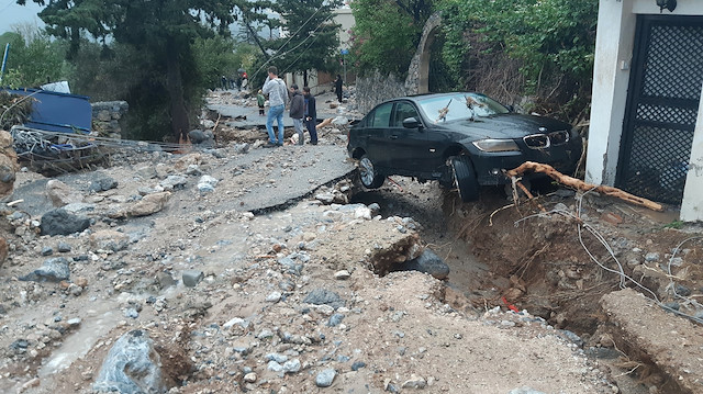 Şiddetli yağışlar sonucu evleri su basarken pek çok araba kullanılamaz hale geldi.