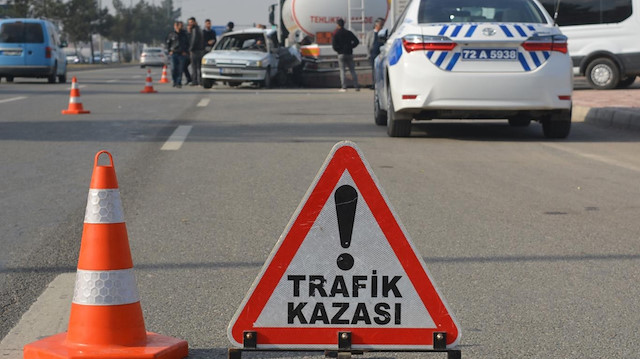 Trafik kazası olduğunu gösteren uyarısı.