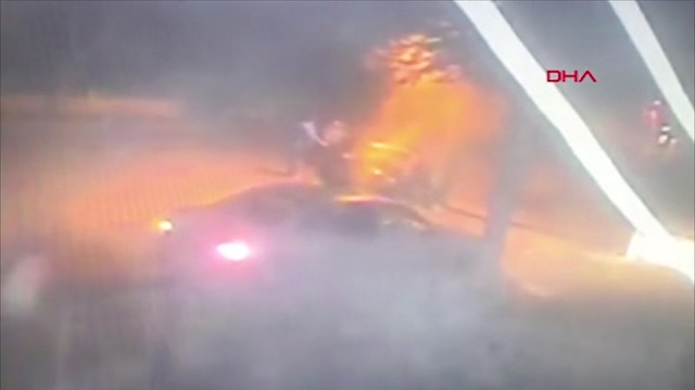Direğe çarpan otomobil alev topuna döndü