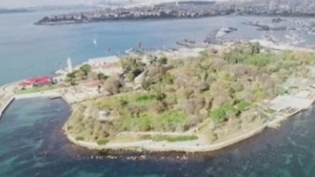 Kadıköy'de tekne kayalıklara çarptı