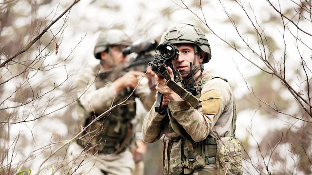 Teröristlerin bölgedeki kış üslenmesi ve yayla evlerinden erzak çalmasını engellemek için soğuk ve yağışlı hava şartlarına rağmen operasyonlar aralıksız sürüyor.