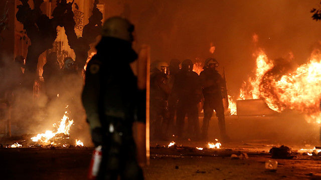 Yunanistan polis kurşunuyla ölen genci anarken karıştı