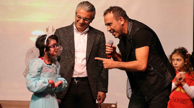 Sanatçı Haluk Levent'i karşısında gören Elfida, gözyaşlarını tutamadı.