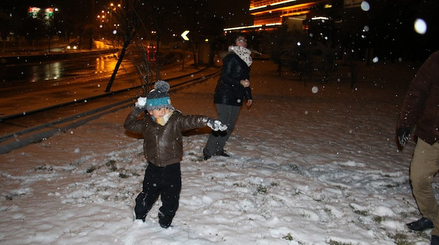 Kar yağışının ardından bazı vatandaşlar kar topu oynadı.
