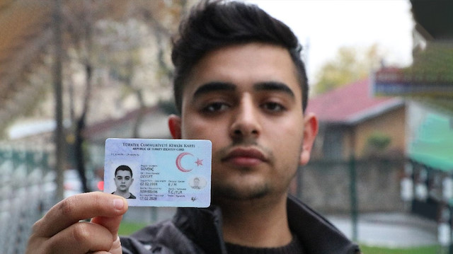 19 yaşındaki Devlet Güvenç, "Seçme ve seçilme hakları 18 yaşına indiği ve bu hakkı bize tanıdığı için Cumhurbaşkanı’na teşekkür ediyorum" dedi.