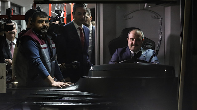 Bakan yerli otobüsün direksiyonunda