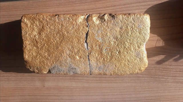 Külçe altın görünümü verilmiş parke taşı.