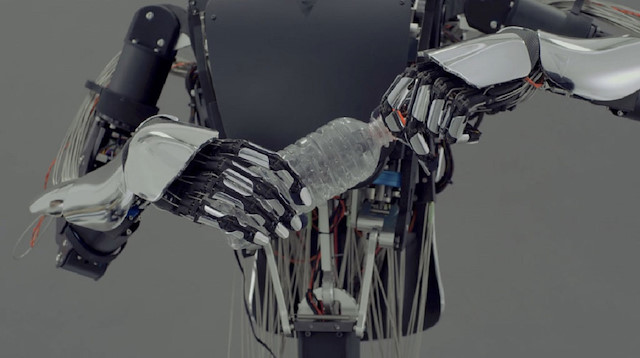 Meltin isimli robot şişe kapaklarını ve kapıları açabiliyor.