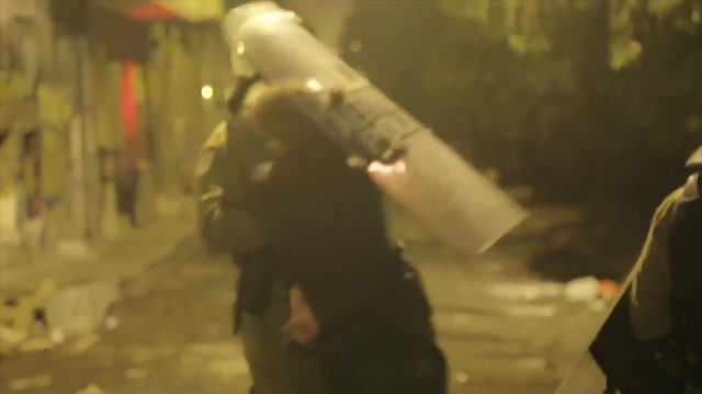 Polis ters kelepçelediği gencin yüzüne kalkanla vurdu