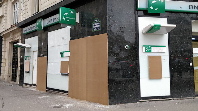 Fransa'nın başkenti Paris'te, önceki gösterilerde camları zarar gören bazı banka şubelerinde önlem alındığı görüldü. (Fotoğraf: AA)