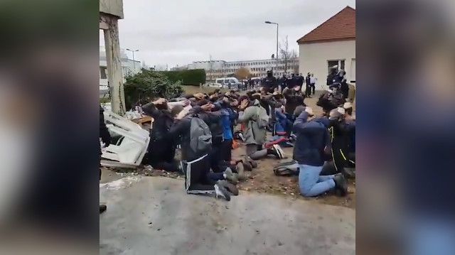 Fransa'da gösterilere katılan liseliler böyle gözaltına alındı