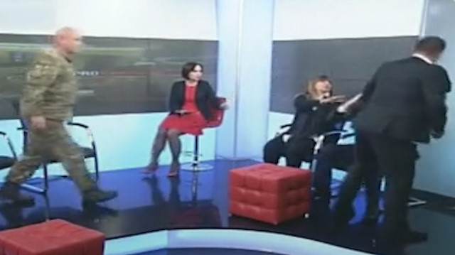 Milletvekilleri canlı yayında yumruk yumruğa birbirine girdi