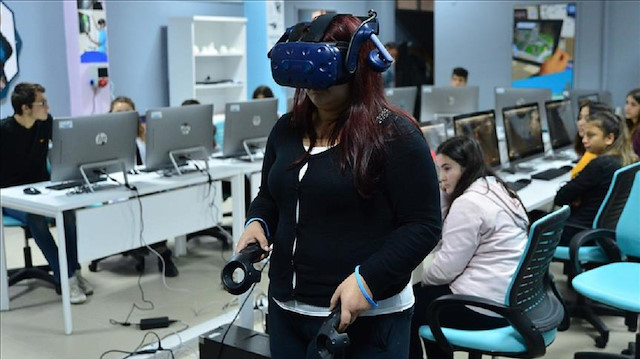 Hedeflerin gerçekleştirilmesi için hazırlanan sanal gerçeklik sınıfına yüksek kapasiteli 14 bilgisayar, 13 tablet, plotter, 3D yazıcı, lazer yazıcı, sanal gerçeklik sistemi, artırılmış gerçeklik sistemi, sistemler için yazılımlar, televizyon, klima ve mobilya donanımları alındı.