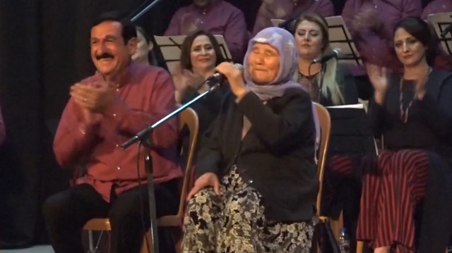 85 yaşındaki Şanlıurfalı nine yanık sesiyle dinleyenleri mest etti