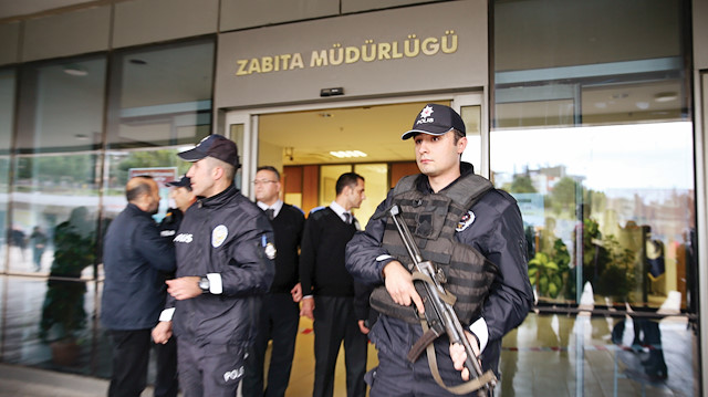 Olay yerine çok sayıda polis ekibi ve ambulans sevk edildi.