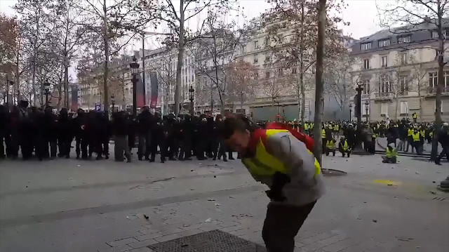 Fransa polisi göstericilere nişan alıp ateş etti!