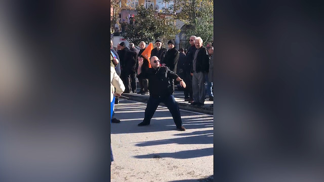 Erdoğan marşıyla kendinden geçen adam