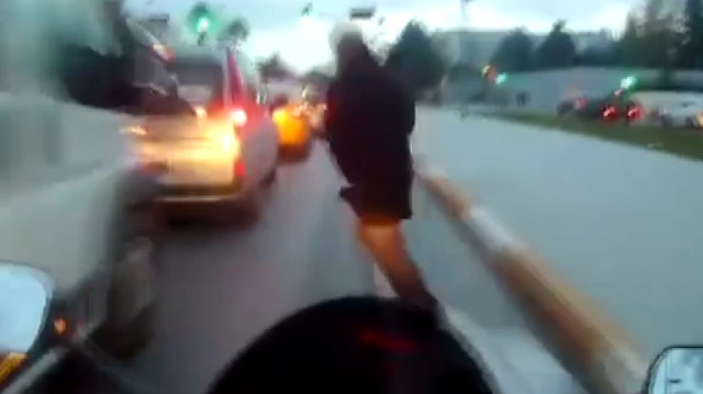 Yolun karşısına geçmek isteyen yaya ölümden döndü