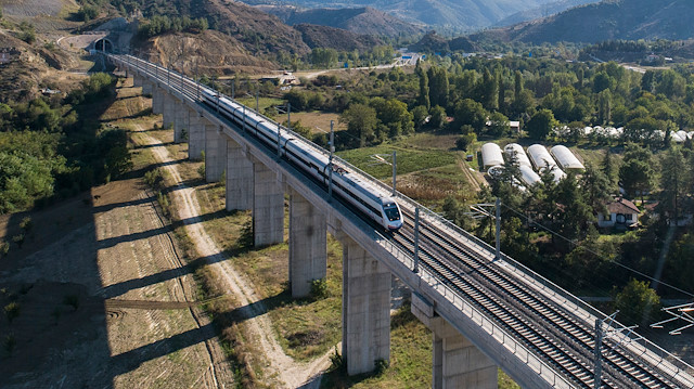 YHT'lerle geçen yıl 7,2 milyon yolcu taşındı.