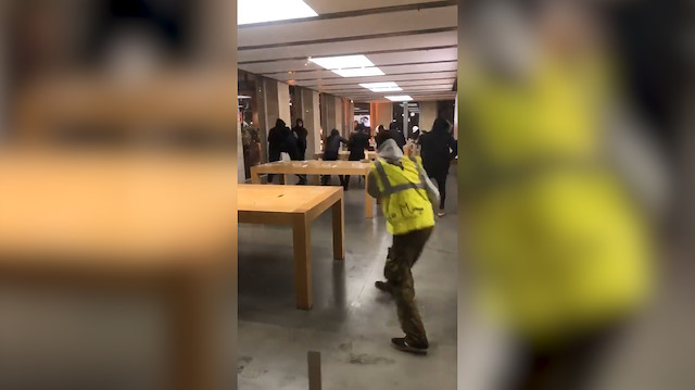 Fransa'da göstericiler Apple mağazasını yağmaladı