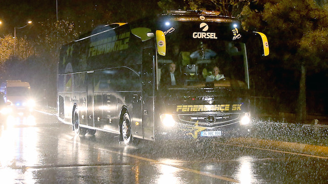 Akhisar mağlubiyetinin ardından Fenerbahçe teknik heyeti ve futbolcular İstanbul'a otobüsle döndü.