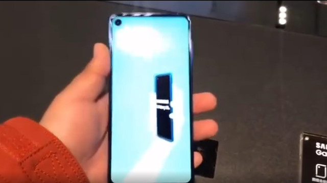 Delikli tasarıma sahip Galaxy A8S