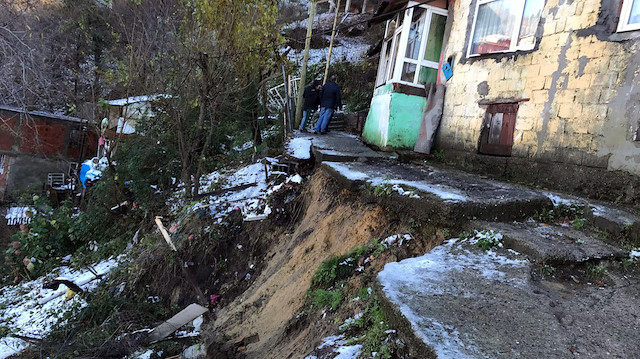 Ekipler, heyelan bölgesine gelerek incelemelerde bulundu.
