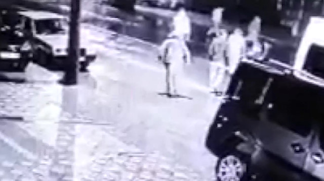 İşçi servisinden inen kadına otomobil böyle çarptı
