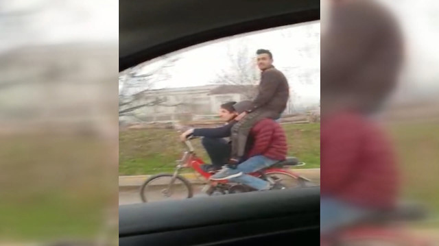 Motosikletle tehlikeli yolculuk kamerada
