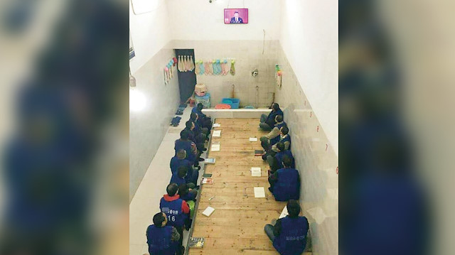 Çin yönetiminin toplama
kamplarında onlarca kişi 21
metrekarelik odalarda kalıyor.