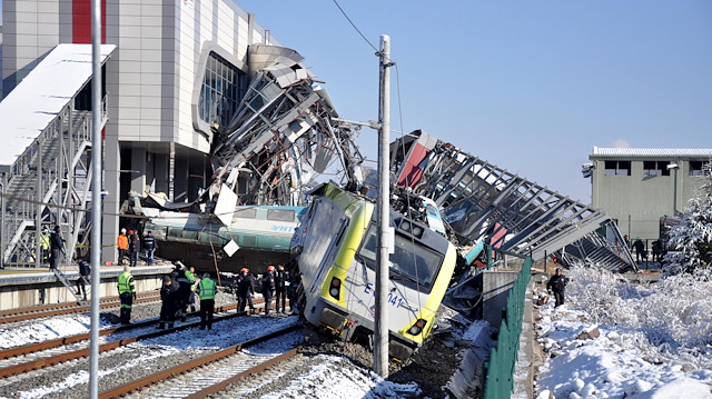 Ankara-Konya arasındaki hızlı trenin kılavuz trene çarpması sonucu 9 kişi hayatını kaybetti.