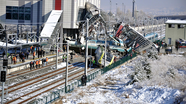 Ankaradaki tren kazasıyla ilgili gözaltına alınan 3 TCDD personeli adliyeye sevk edildi Ankaradaki tren kazasıyla ilgili gözaltına alınan 3 TCDD personeli adliyeye sevk edildi