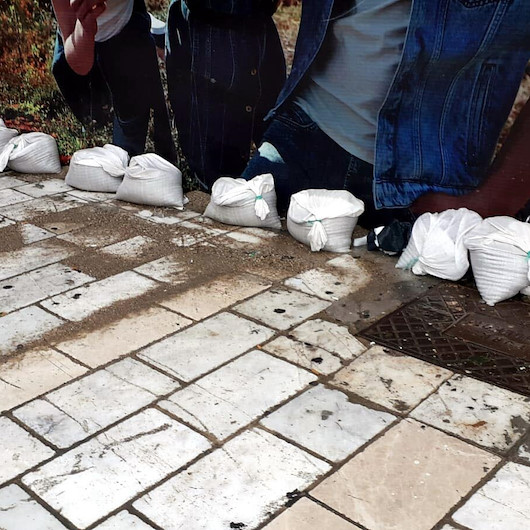 Kum torbaları ile önlem alındı